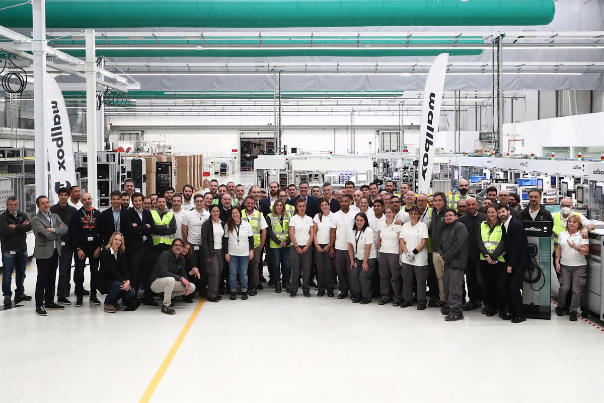 13/02/2025. Pedro Sánchez visita la planta de Wallbox para la fabricación de cargadores de coches eléctricos. Fotografía de familia de la vi...