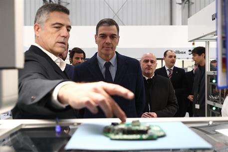 13/02/2025. Pedro Sánchez visita la planta de Wallbox para la fabricación de cargadores de coches eléctricos. El presidente del Gobierno, Pe...