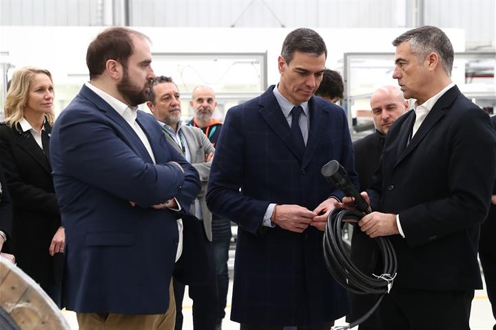 13/02/2025. Pedro Sánchez visita la planta de Wallbox para la fabricación de cargadores de coches eléctricos. El presidente del Gobierno, Pe...