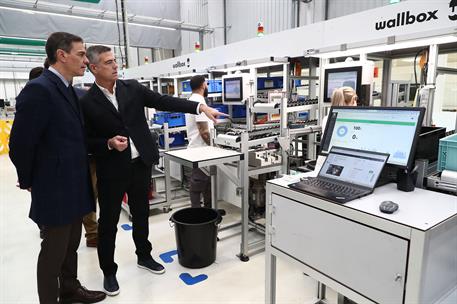 13/02/2025. Pedro Sánchez visita la planta de Wallbox para la fabricación de cargadores de coches eléctricos. El presidente del Gobierno, Pe...