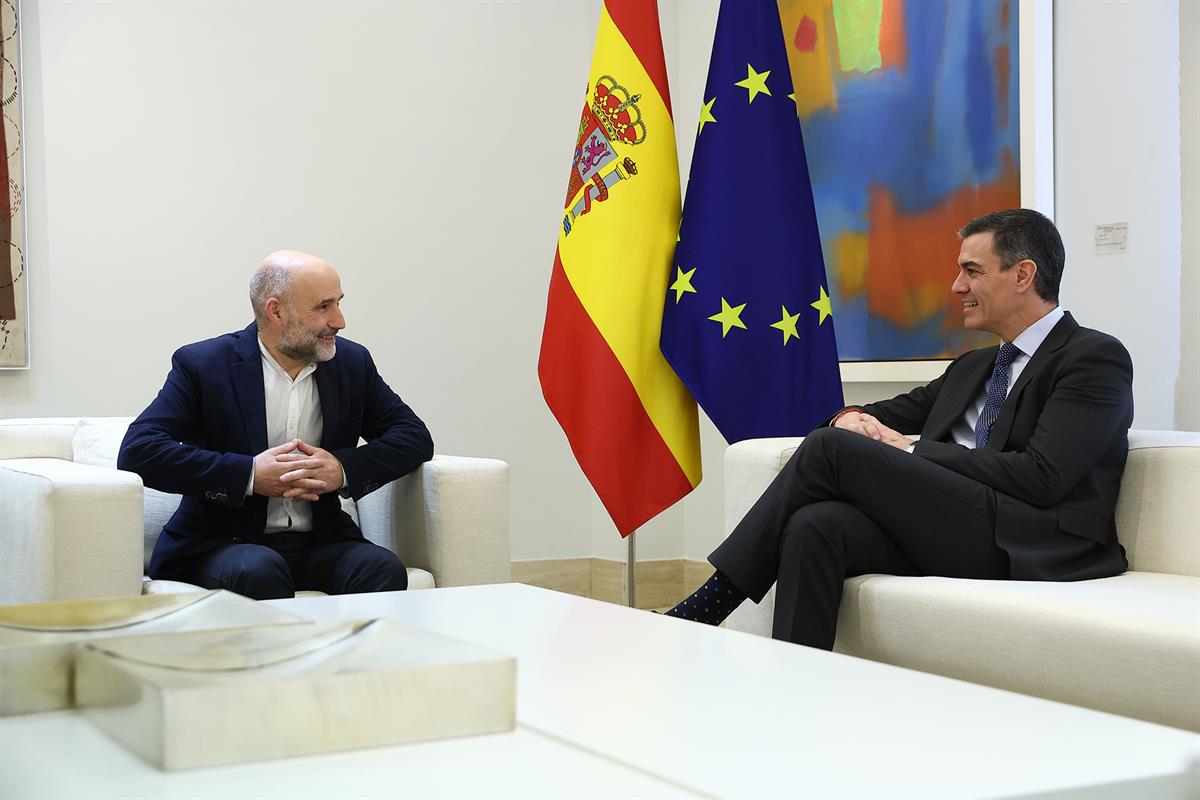 13/03/2025. Pedro Sánchez se reúne con los líderes de los grupos parlamentarios. El presidente del Gobierno, Pedro Sánchez, y el portavoz de...