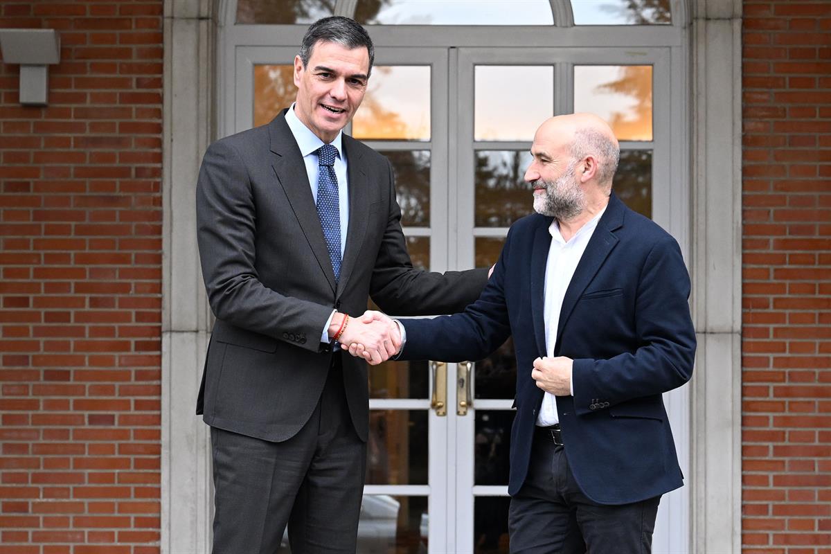 13/03/2025. Pedro Sánchez se reúne con los líderes de los grupos parlamentarios. El presidente del Gobierno, Pedro Sánchez, y el portavoz de...