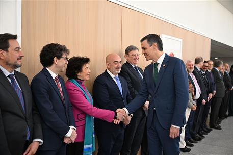 14/01/2025. Pedro Sánchez participa en la IX Conferencia de Embajadores y Embajadoras. El presidente del Gobierno, Pedro Sánchez, saluda a l...