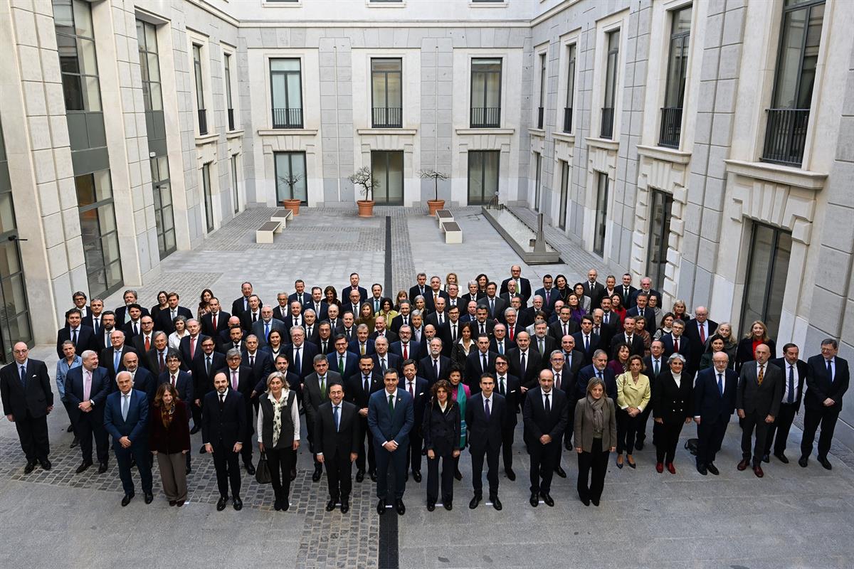 14/01/2025. Pedro Sánchez participa en la IX Conferencia de Embajadores y Embajadoras. Foto de familia de la IX Conferencia de Embajadores y...