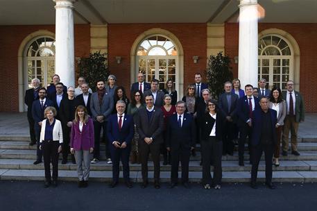 16/01/2025. Pedro Sánchez se reúne con el comité asesor del proyecto 'España en libertad. 50 años'. Foto de familia de la reunión del presid...