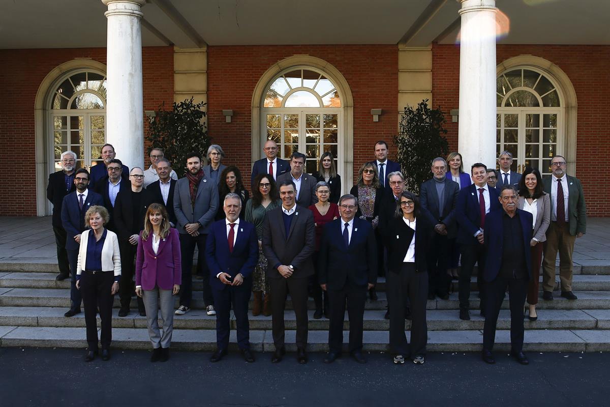 16/01/2025. Pedro Sánchez se reúne con el comité asesor del proyecto 'España en libertad. 50 años'. Foto de familia de la reunión del presid...