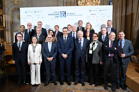 16/01/2025. Pedro Sánchez closes the 15th edition of the international financial forum 'Spain Investors Day'. Group photo of the 'Spain Inve...