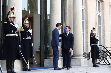 17/02/2025. Pedro S&#225;nchez participa en la Reuni&#243;n de Alto Nivel sobre la situaci&#243;n de Ucrania. El presidente franc&#233;s, Emmanuel Macron, da la...