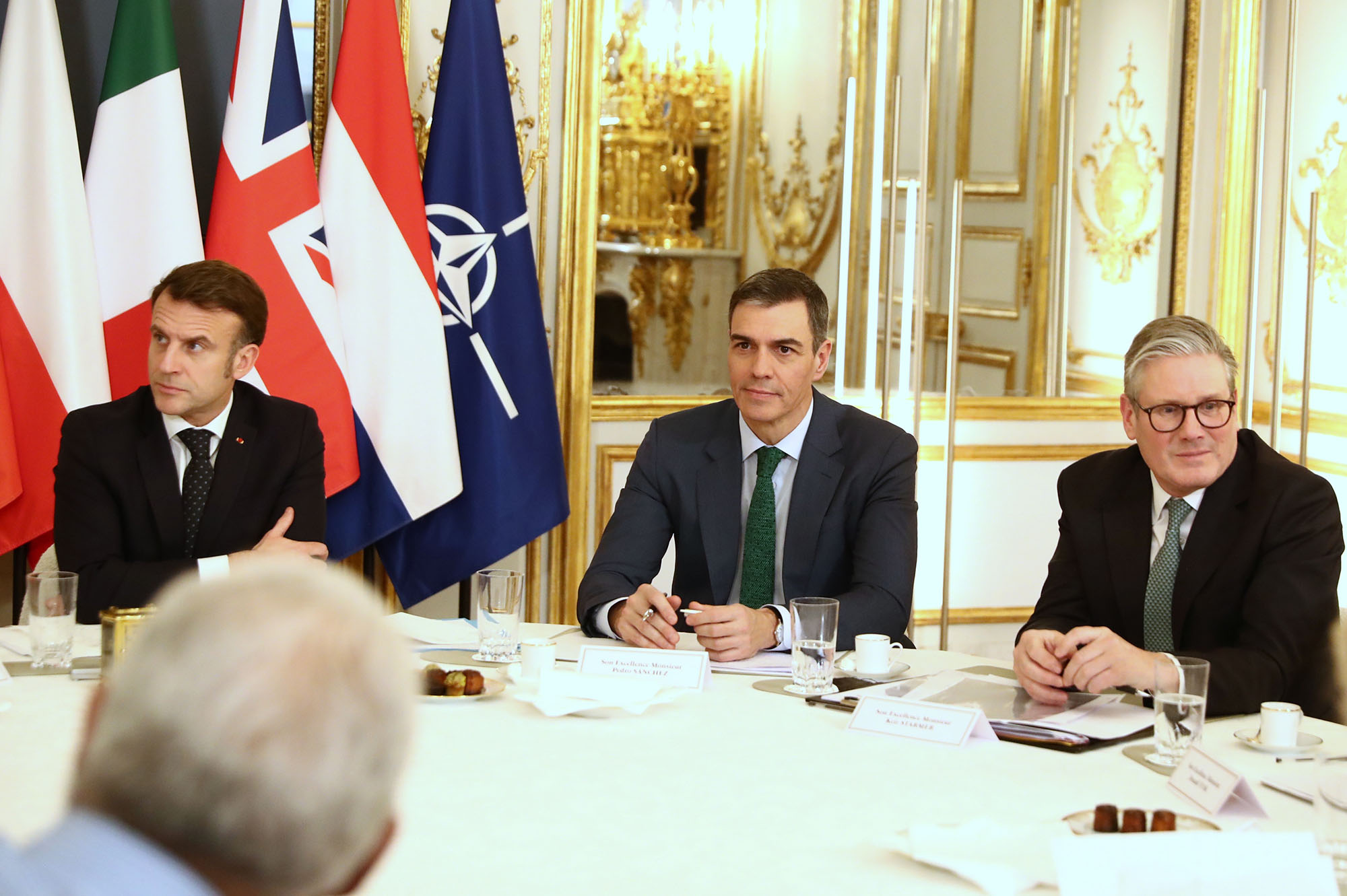 El presidente del Gobierno junto al presidente francés y el primer ministro de Reino Unido