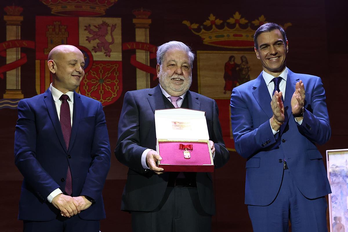 17/03/2025. Pedro Sánchez preside el acto de entrega de la Medalla de Oro de la Ciudad de Dos Hermanas. El alcalde de Dos Hermanas, Francisc...