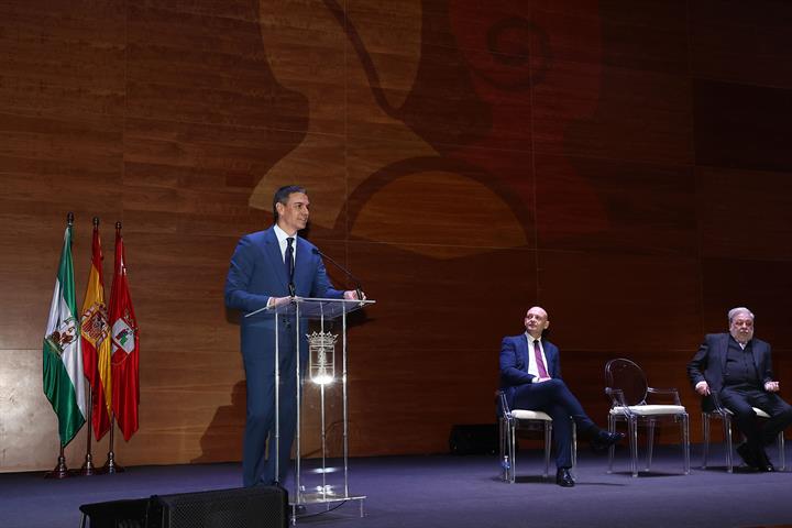 17/03/2025. Pedro Sánchez preside el acto de entrega de la Medalla de Oro de la Ciudad de Dos Hermanas. El presidente del Gobierno, Pedro Sá...