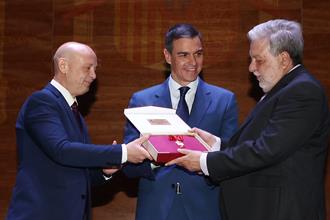 El alcalde de Dos Hermanas, Francisco Rodríguez, el presidente del Gobierno, Pedro Sánchez y el exalcalde Francisco Toscano