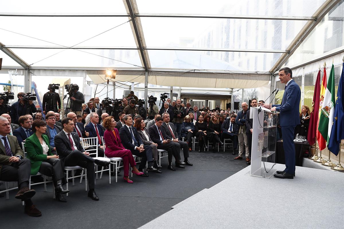 17/03/2025. Pedro Sánchez asiste a la entrega de llaves de una promoción de vivienda pública en Sevilla. El presidente del Gobierno, Pedro S...