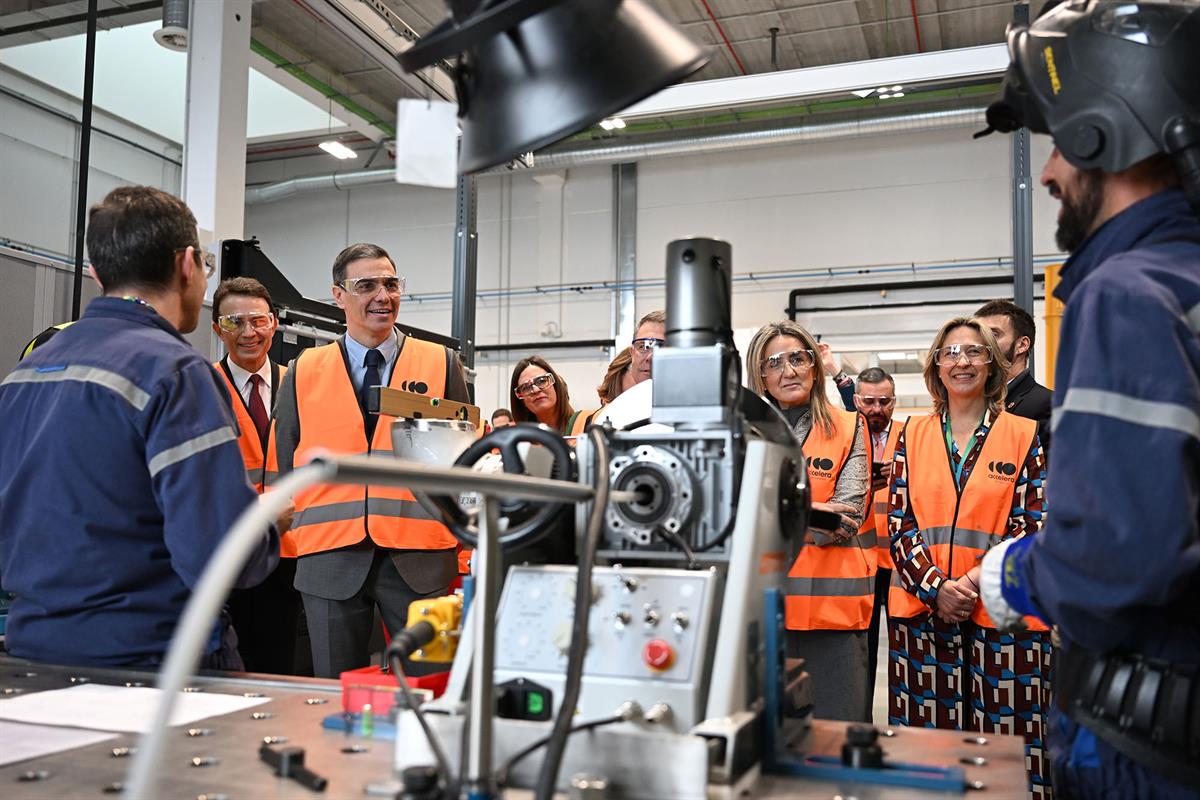 18/03/2025. Pedro Sánchez visits an electrolyzer factory in Guadalajara. The President of the Government of Spain, Pedro Sánchez, greets Acc...