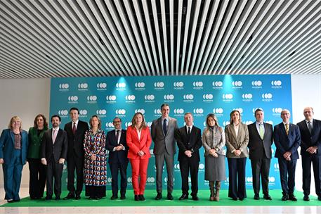 18/03/2025. Pedro Sánchez visita una planta de electrolizadores en Guadalajara. Fotografía de familia con el presidente del Gobierno, Pedro ...