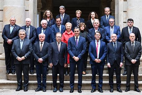 Pedro Sánchez junto a los representantes de las cámaras de comercio de Cataluña