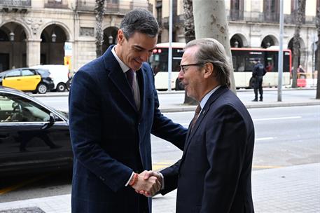 20/02/2025. Pedro Sánchez se reúne con los presidentes de las Cámaras de Comercio de Cataluña. El presidente del Gobierno, Pedro Sánchez, sa...