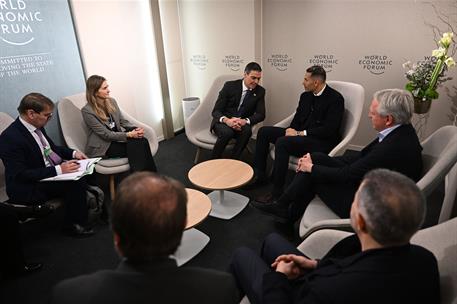 22/01/2025. Pedro Sánchez participa en la 55ª reunión anual del Foro Económico Mundial. El presidente del Gobierno, Pedro Sánchez, conversa ...