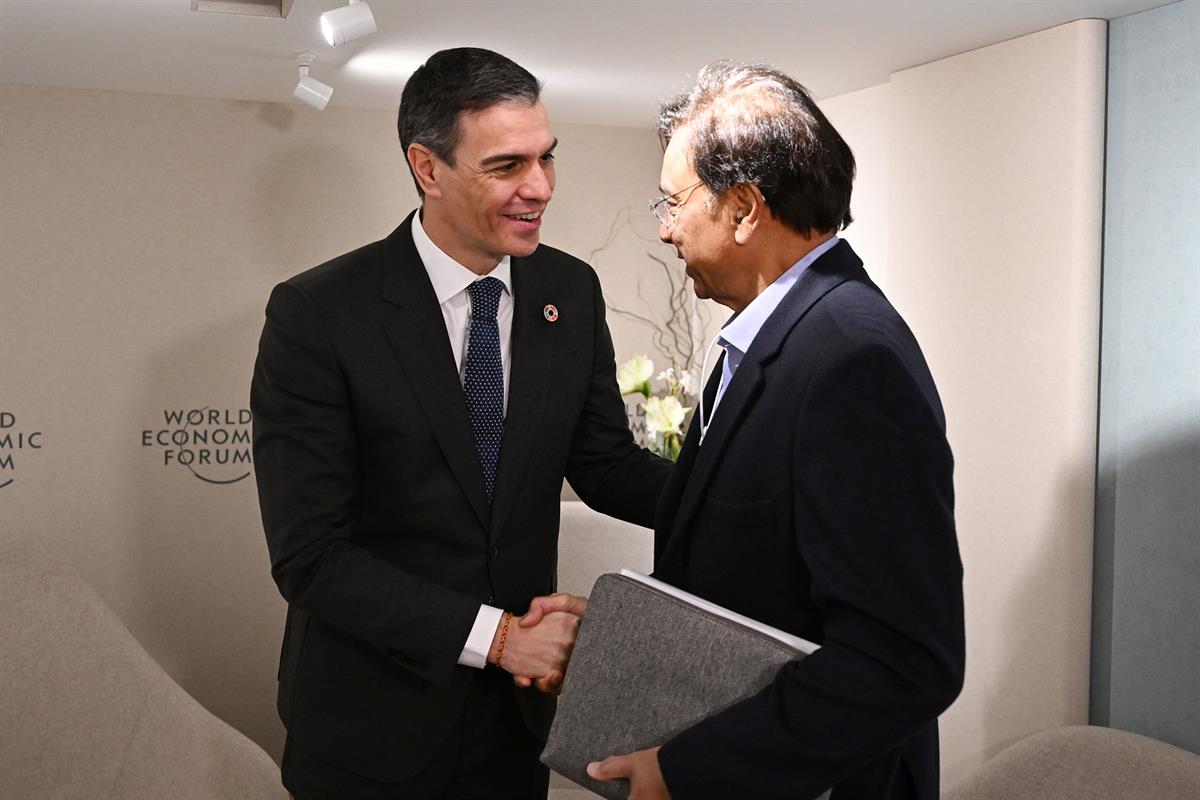 22/01/2025. Pedro Sánchez participa en la 55ª reunión anual del Foro Económico Mundial. El presidente del Gobierno, Pedro Sánchez, saluda al...