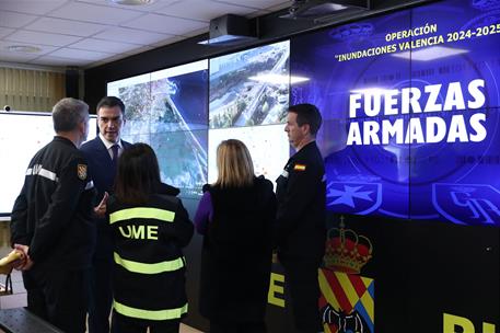 23/01/2025. Pedro Sánchez visita a las unidades militares desplegadas en Valencia tras la DANA. El presidente del Gobierno, Pedro Sánchez, d...