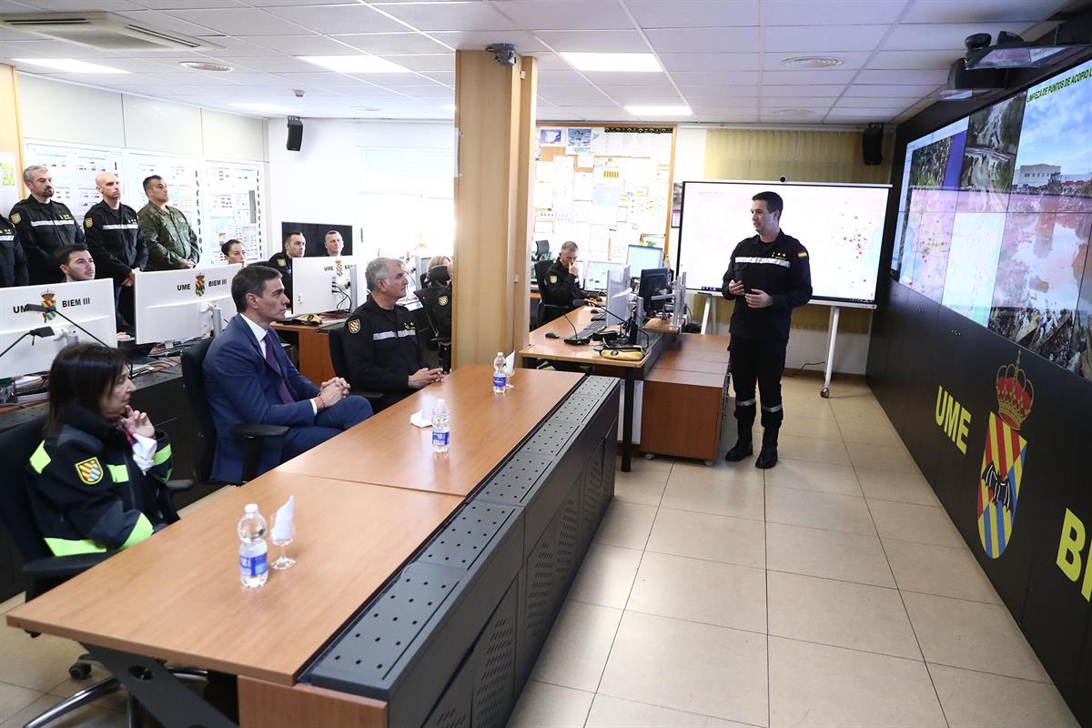 23/01/2025. Pedro Sánchez visita a las unidades militares desplegadas en Valencia tras la DANA. La ministra de Defensa, Margarita Robles, y ...