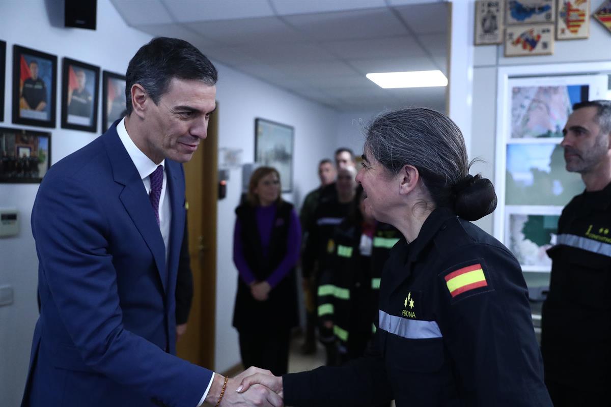 23/01/2025. Pedro Sánchez visita a las unidades militares desplegadas en Valencia tras la DANA. El presidente del Gobierno, Pedro Sánchez, s...