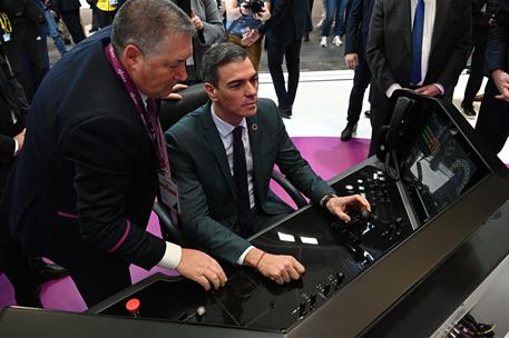 24/01/2025. El presidente del Gobierno visita Fitur. El presidente del Gobierno, Pedro Sánchez, utiliza un simulador de conducción trenes en...