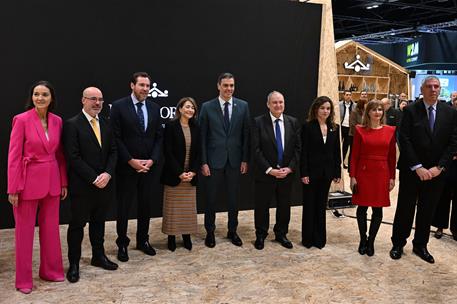 24/01/2025. El presidente del Gobierno visita Fitur. El presidente del Gobierno, Pedro Sánchez, durante su visita al stand de Paradores acom...