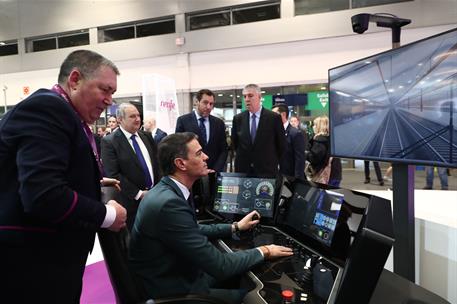 24/01/2025. The President of the Government of Spain visits FITUR 2025. The President of the Government of Spain, Pedro Sánchez, uses a trai...