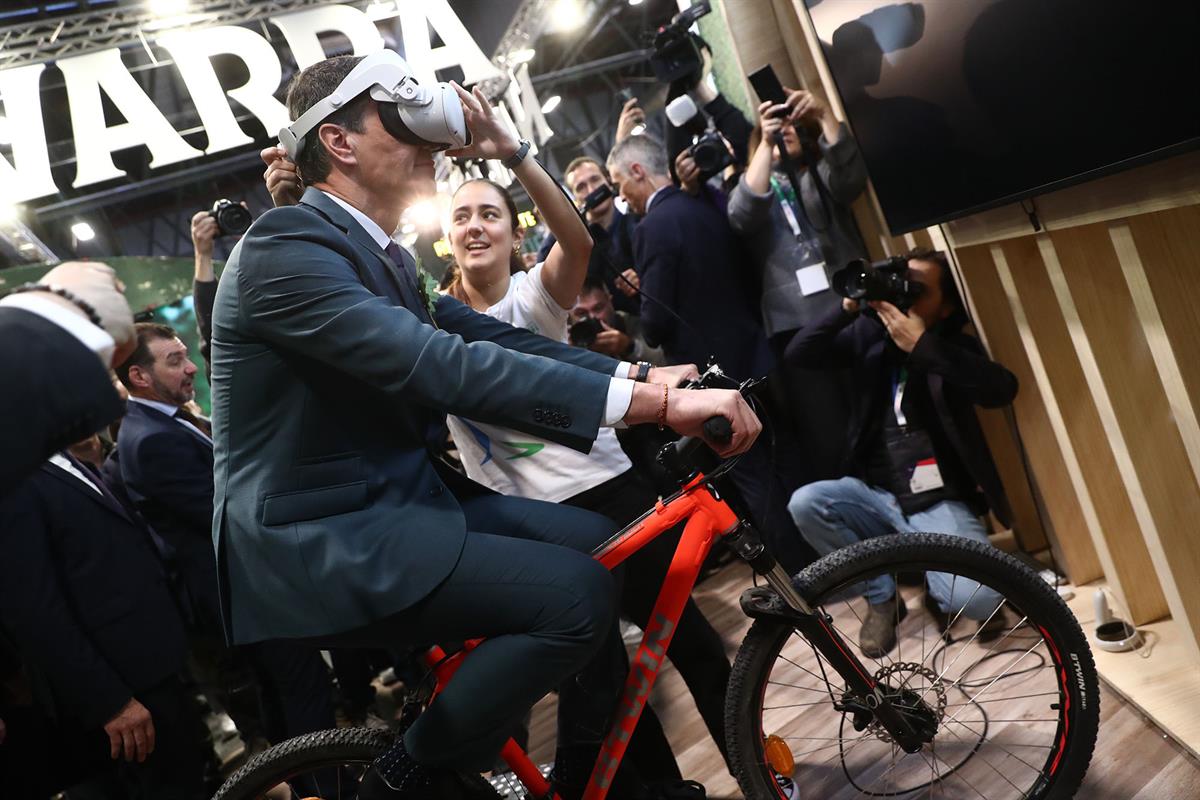 24/01/2025. El presidente del Gobierno visita Fitur. El presidente del Gobierno, Pedro Sánchez, durante su visita al stand de Navarra.