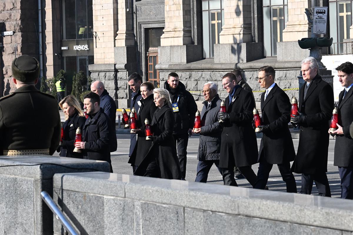 24/02/2025. Pedro Sánchez asiste a la Cumbre Internacional de Líderes en Apoyo a Ucrania. Los líderes internacionales durante la ceremonia e...