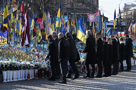 24/02/2025. Pedro S&#225;nchez asiste a la Cumbre Internacional de L&#237;deres en Apoyo a Ucrania. Los l&#237;deres internacionales en el Memorial de defe...