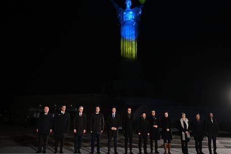 24/02/2025. Pedro Sánchez visita el Museo Nacional de Historia de Ucrania en la II Guerra Mundial. Foto de familia de los líderes internacio...