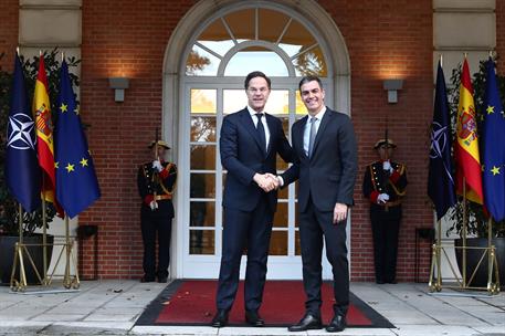 Mark Rutte y Pedro Sánchez se saludan