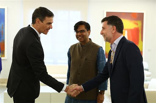 27/01/2025. Pedro Sánchez receives the CEO of OXFAM International. The President of the Government of Spain, Pedro Sánchez, greets the Gener...