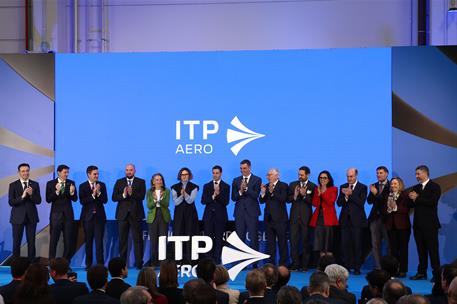 27/02/2025. Sánchez visita el centro de fabricación aeroespacial avanzada (ADMIRE). Foto de familia con el el presidente del Gobierno, Pedro...