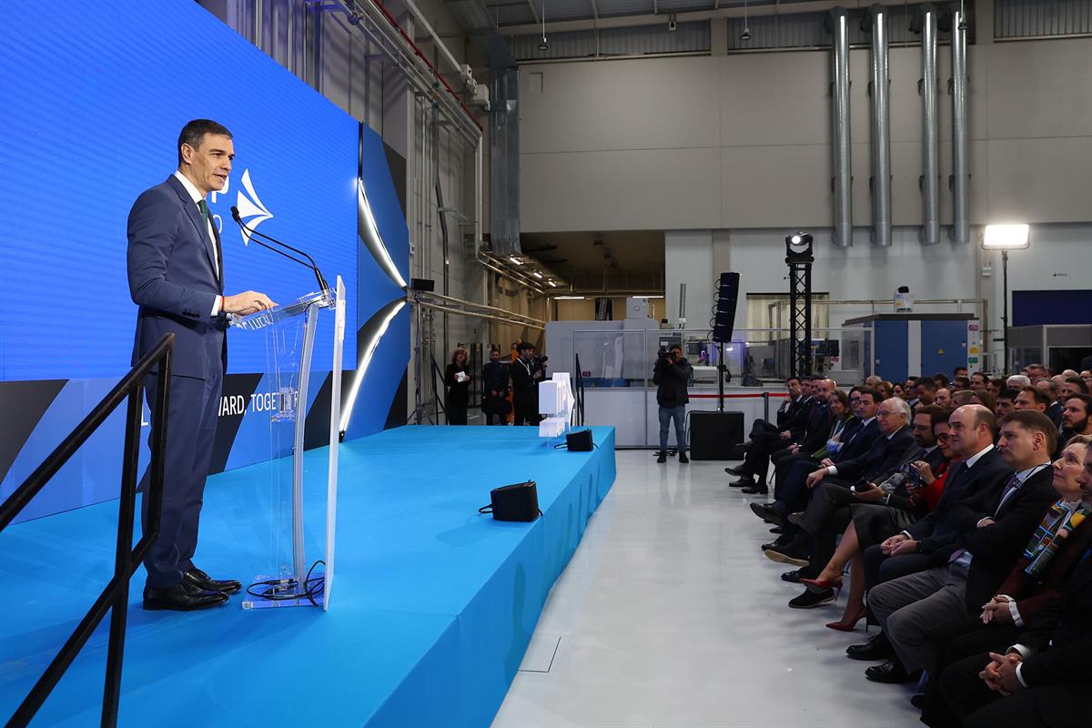 27/02/2025. Sánchez visita el centro de fabricación aeroespacial avanzada (ADMIRE). El presidente del Gobierno, Pedro Sánchez, Durante su in...