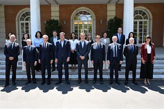 Pedro Sánchez y Óscar López junto a los representantes de las empresas