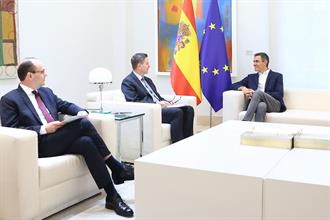 Pedro Sánchez, se reúne con el CEO del Grupo Roche, Thomas Schinecker