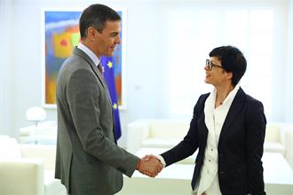 Pedro Sánchez y Marta Kos se saludan
