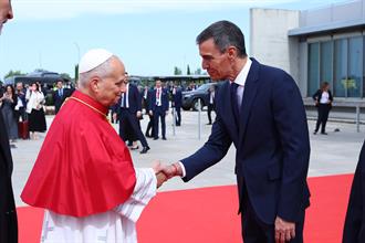 Pedro Sánchez saluda al papa León XIV a su llegada a Madrid