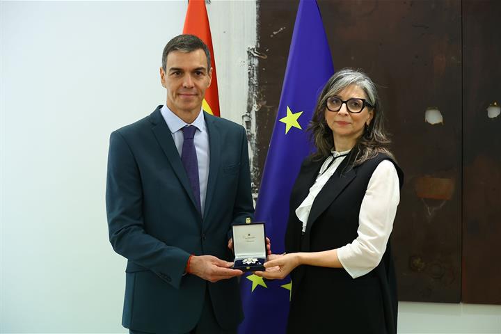 El presidente del Gobierno, Pedro Sánchez, condecora a Francesca Albanese.