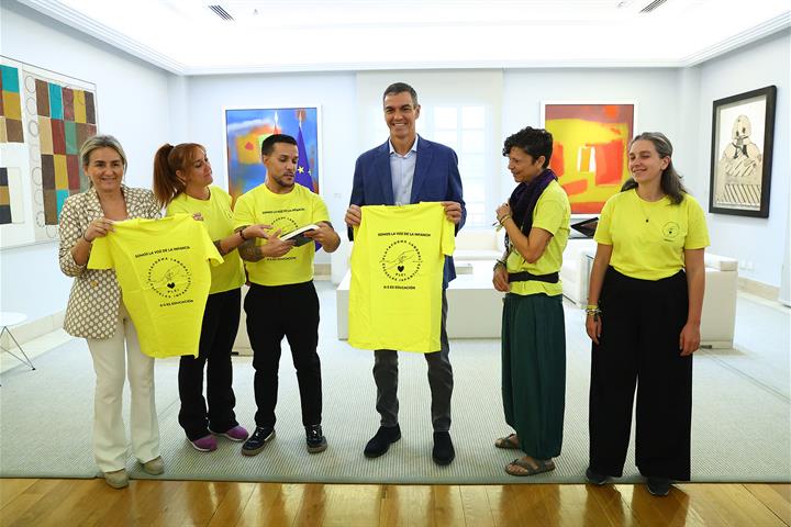 El presidente del Gobierno, con los representantes de la Plataforma Laboral de Escuelas Infantiles en La Moncloa