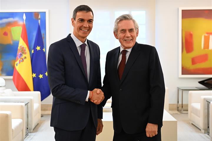 Pedro Sánchez y Gordon Brown se saludan