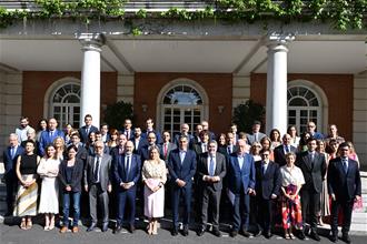 El presidente del Gobierno, con los participantes en la reunión