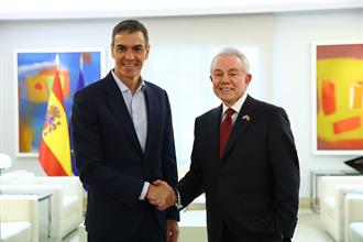 El presidente del Gobierno, Pedro Sánchez, con el embajador de Estados Unidos en España, Benjamín León