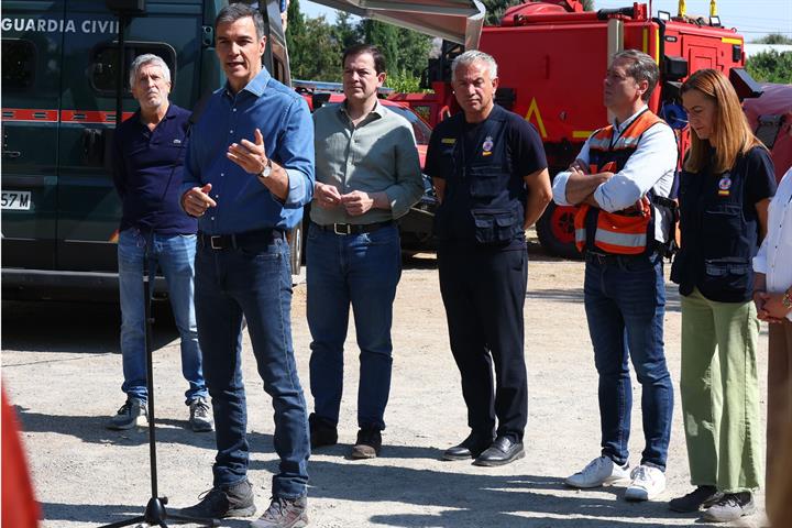 Pedro Sánchez en el puesto de mando avanzado de Navaluenga (Ávila)