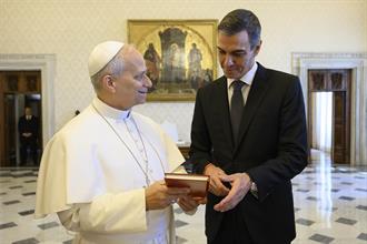 El presidente del Gobierno durante su encuentro con el papa León XIV.