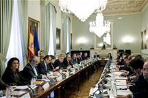 Vista general de la reunión de la Comisión Nacional de Administración Local (CNAL), el órgano que reúne al Gobierno y a las entidades municipales- en su primer encuentro tras la formación del nuevo Ejecutivo bajo la presidencia del ministro de Hacienda, Cristóbal Montoro, y el presidente de la Femp, Juan Ignacio Zoido. 