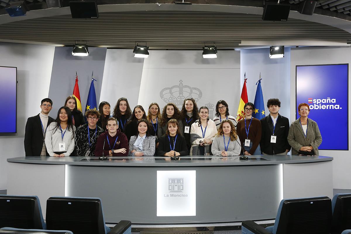 13/12/2023. Visitas del programa Moncloa Abierta. Ciudadanos participantes en el programa Moncloa Abierta posan en la sala de prensa de pren...